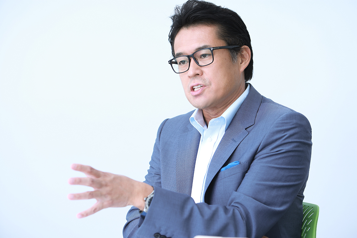 法政大学キャリアデザイン学部教授、田中研之輔氏の肖像。日本のミドルシニアのキャリア課題について語る。