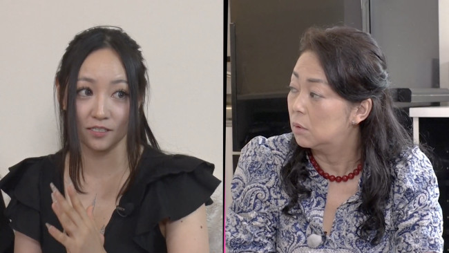 ABEMA『愛のハイエナ season4』#6で、元オセロ中島知子が30代で「おばあちゃん」になった女性たちに迫る番組シーン