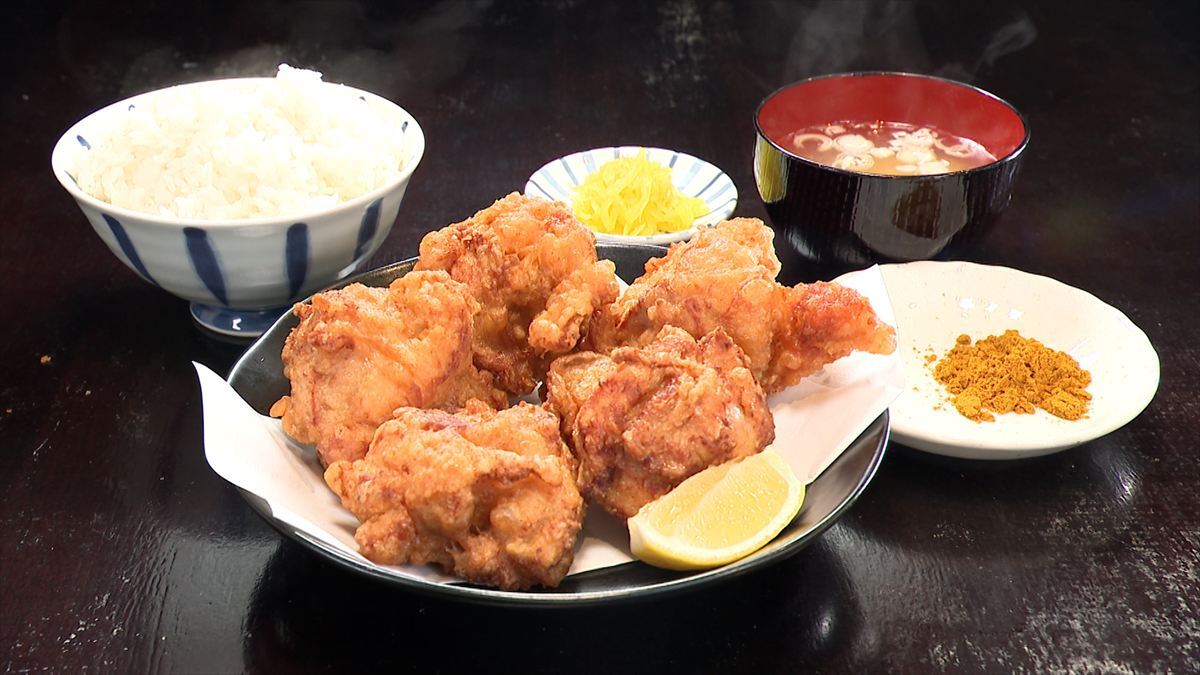 オモウマい店で紹介される板橋区の「唐揚げ定食」。山盛りの国産鶏もも肉の唐揚げとご飯、副菜が特徴。