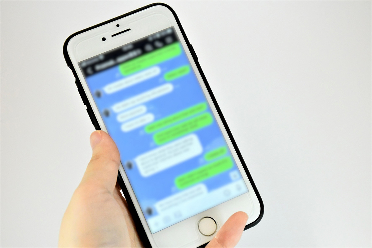 頻繁なドタキャン通知がスマートフォン画面に表示され、困惑する様子