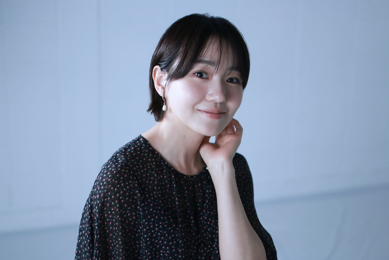 舞台「WAR BRIDE」で重要な役どころを演じる女優奈緒さんの真摯な表情
