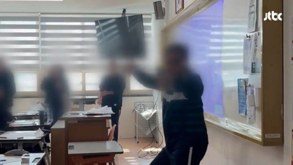 JTBC「事件班長」の放送画面。韓国の高校で起きた高齢男性の入学トラブルが報じられている。