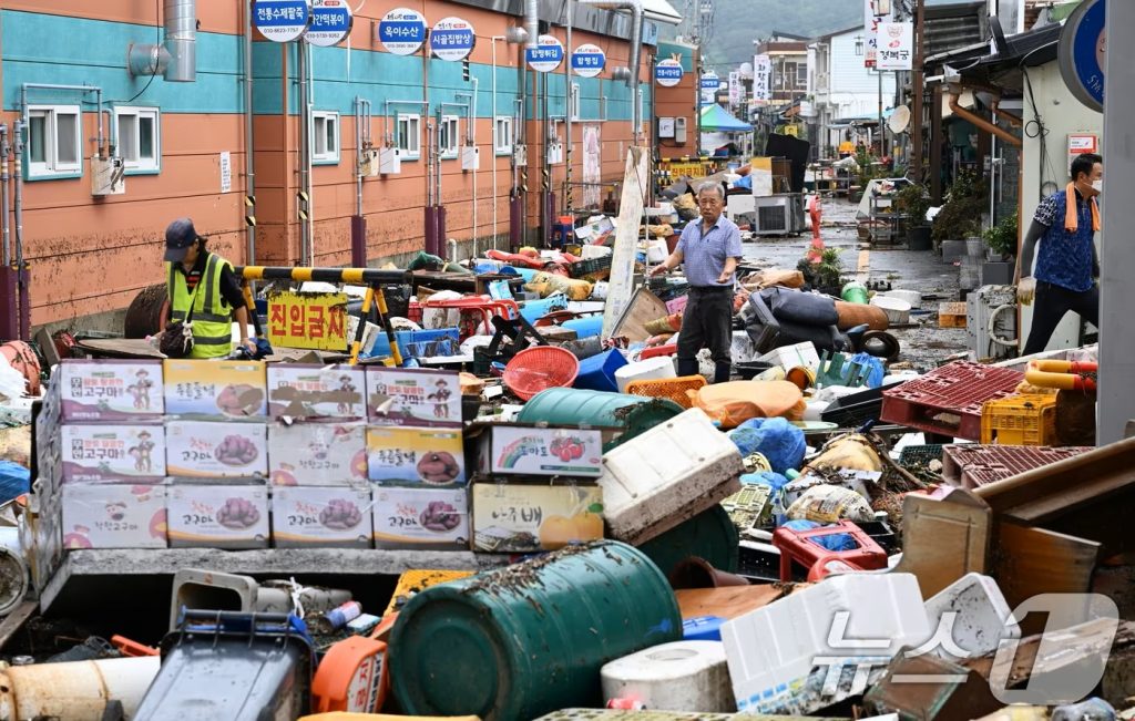 2025年8月4日、韓国南部の集中豪雨に見舞われた全羅南道咸平の伝統市場