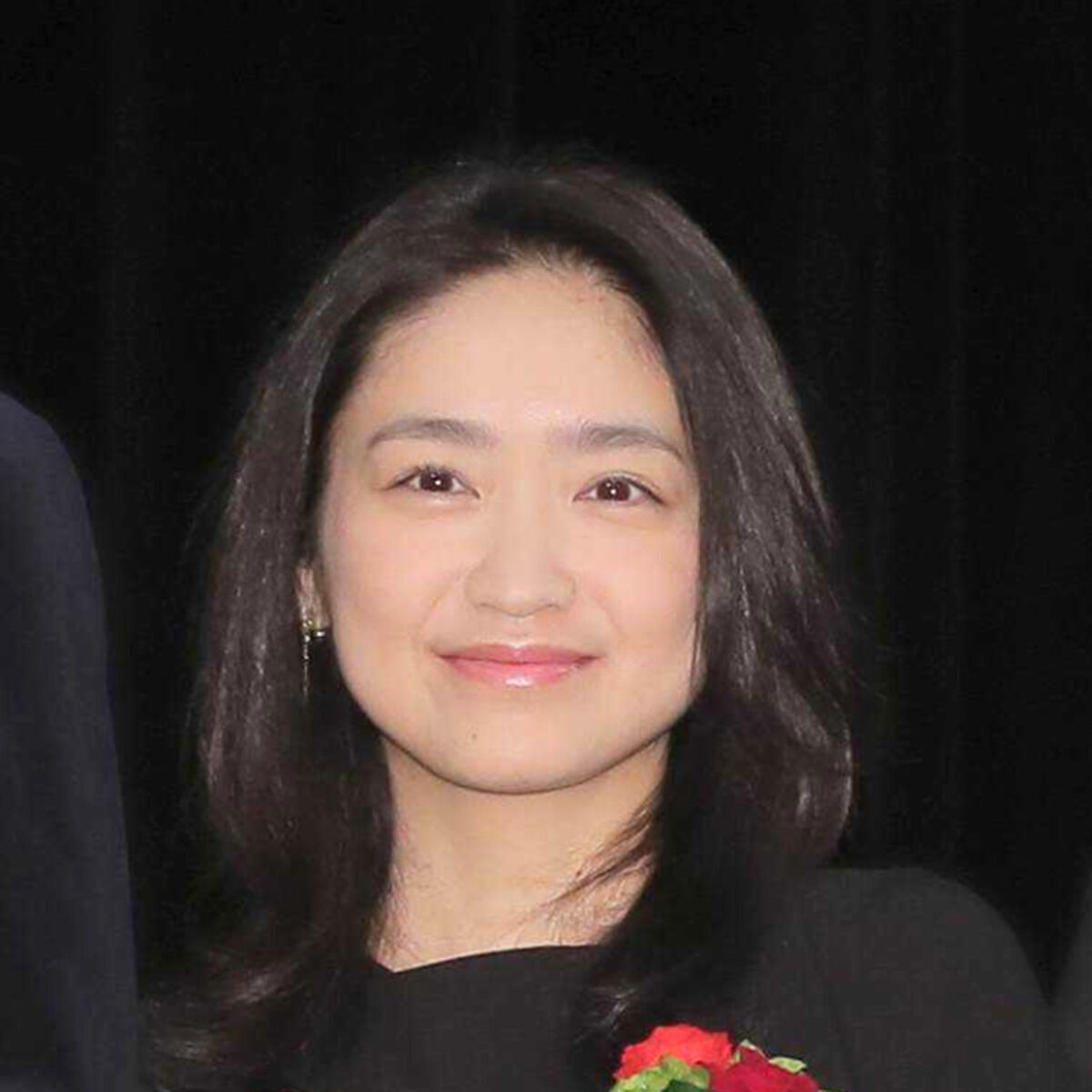 池脇千鶴がNHK連続テレビ小説「ばけばけ」で演じる松野フミ役の最新ビジュアル。和装で優しく微笑む姿は、物語の温かい母親像を表現している。