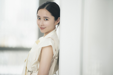 新ドラマ「僕達はまだ その星の校則を知らない」に出演する女優・堀田真由さんの魅力的なポートレート