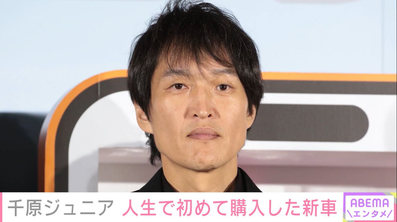 お笑い芸人・千原ジュニアが愛車の旧車を紹介している様子。YouTubeチャンネルのスクリーンショットより。