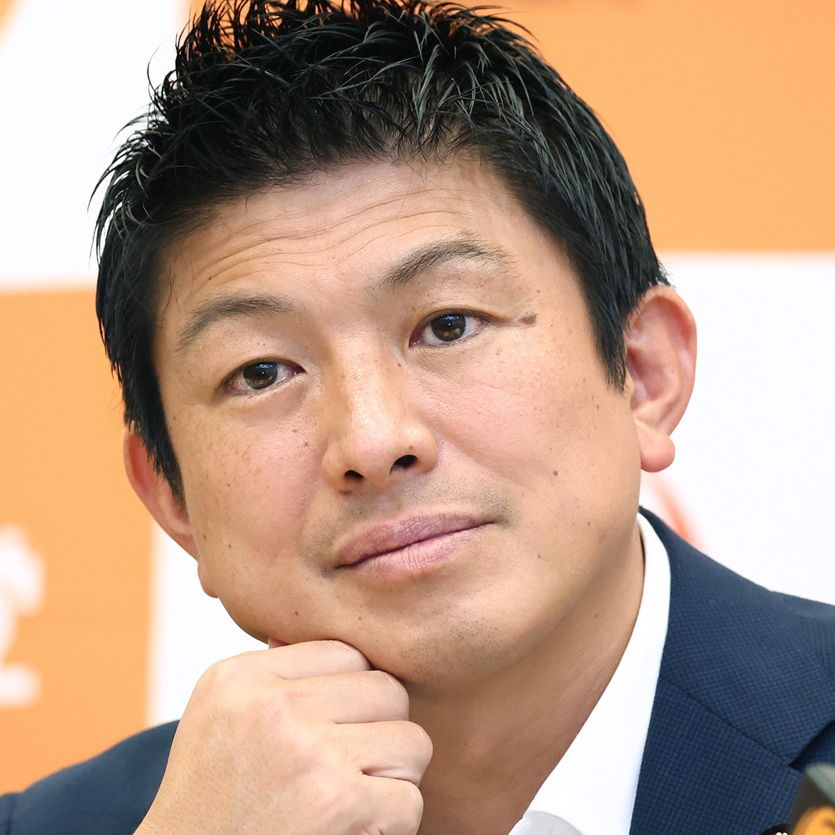 参院予算委員会で質疑に立つ参政党の神谷宗幣代表。日本の国益と日米関係のあり方が焦点に。