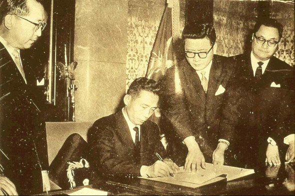 朴正熙大統領が1965年の韓日基本条約締結式で署名する様子