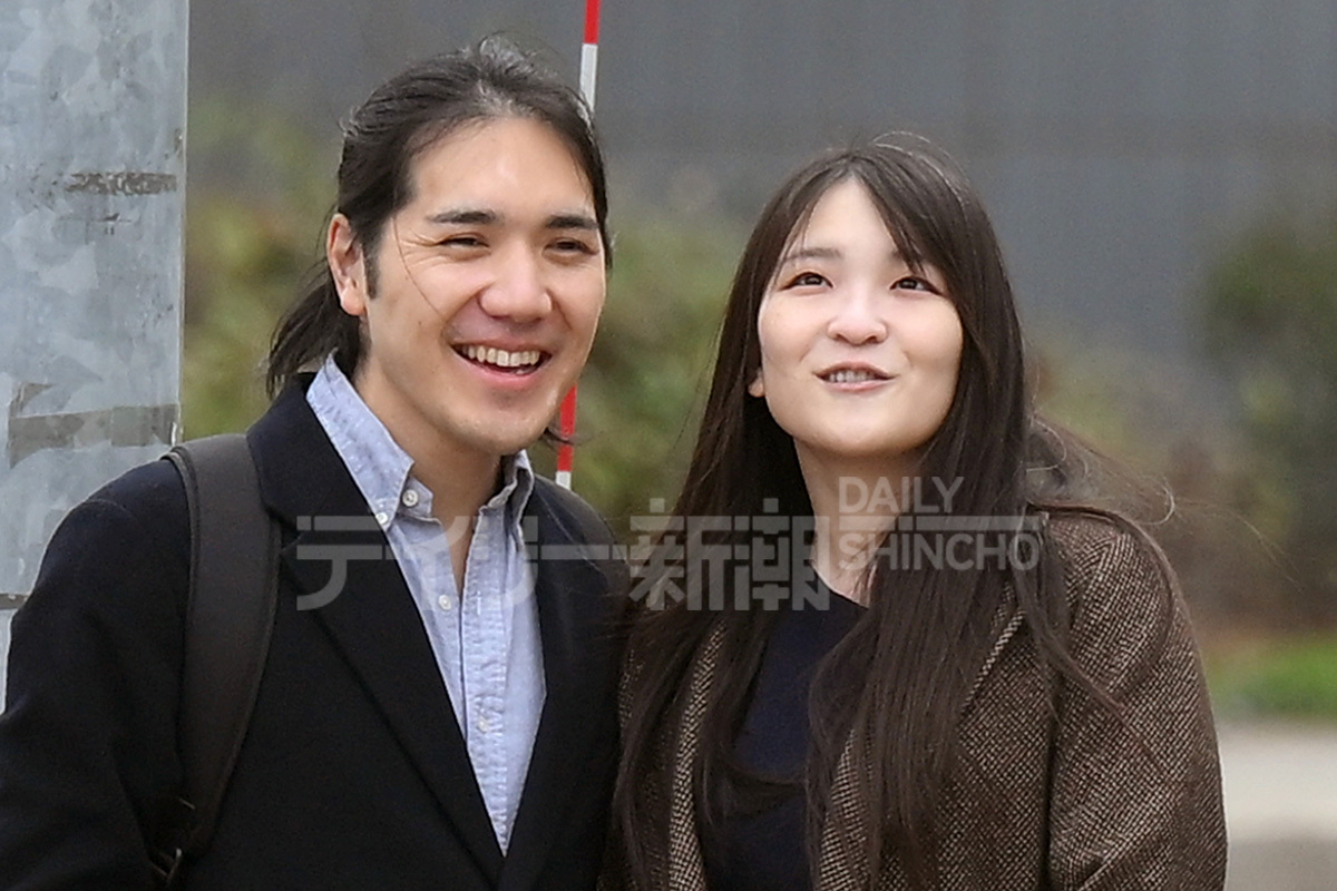 小室圭さんと眞子さんが笑顔で赤ちゃんを抱く写真。悠仁さま成年式への夫妻の参列が注目される中で。