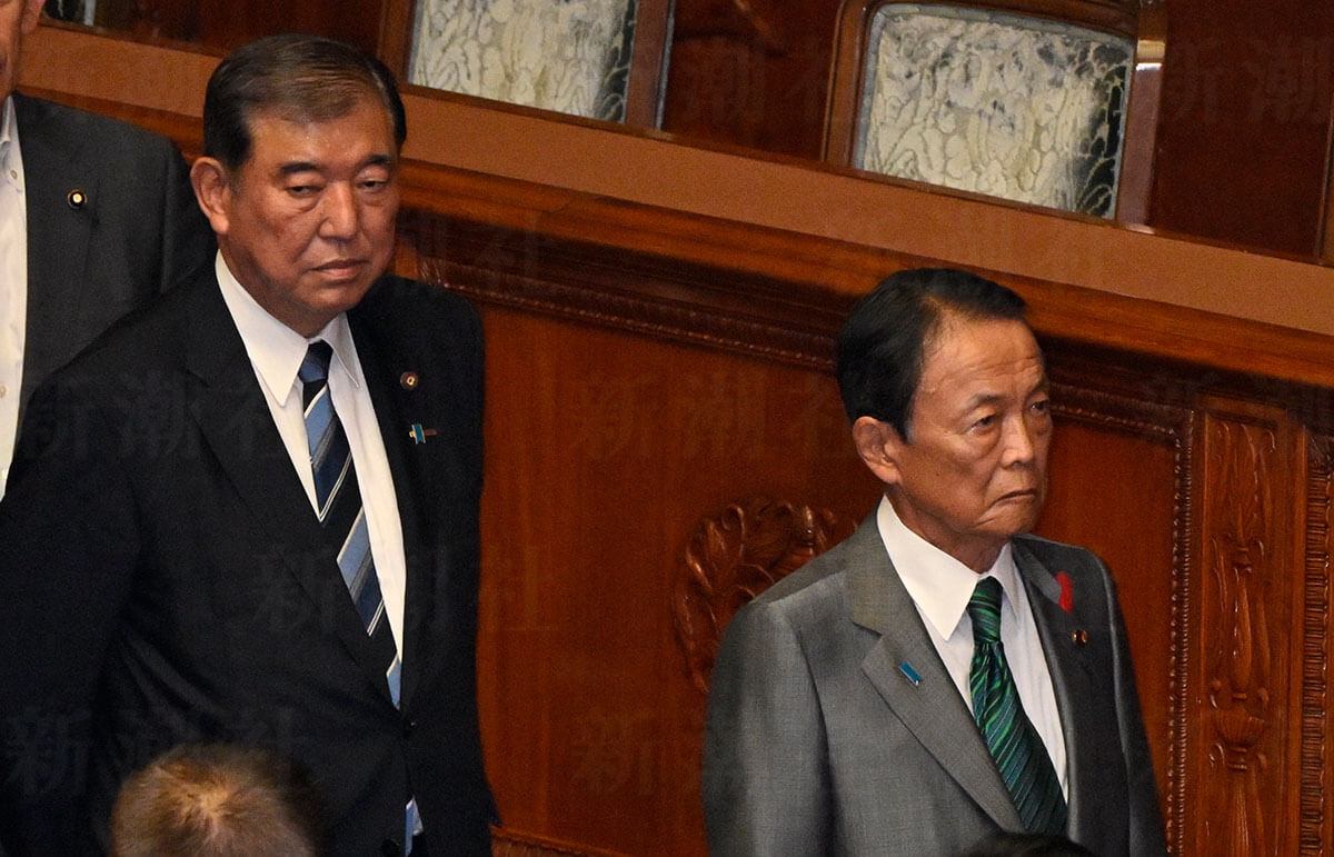 石破茂首相と麻生太郎最高顧問が公の場で並び立つ様子。両者の間に政治的な緊張感が漂う場面。