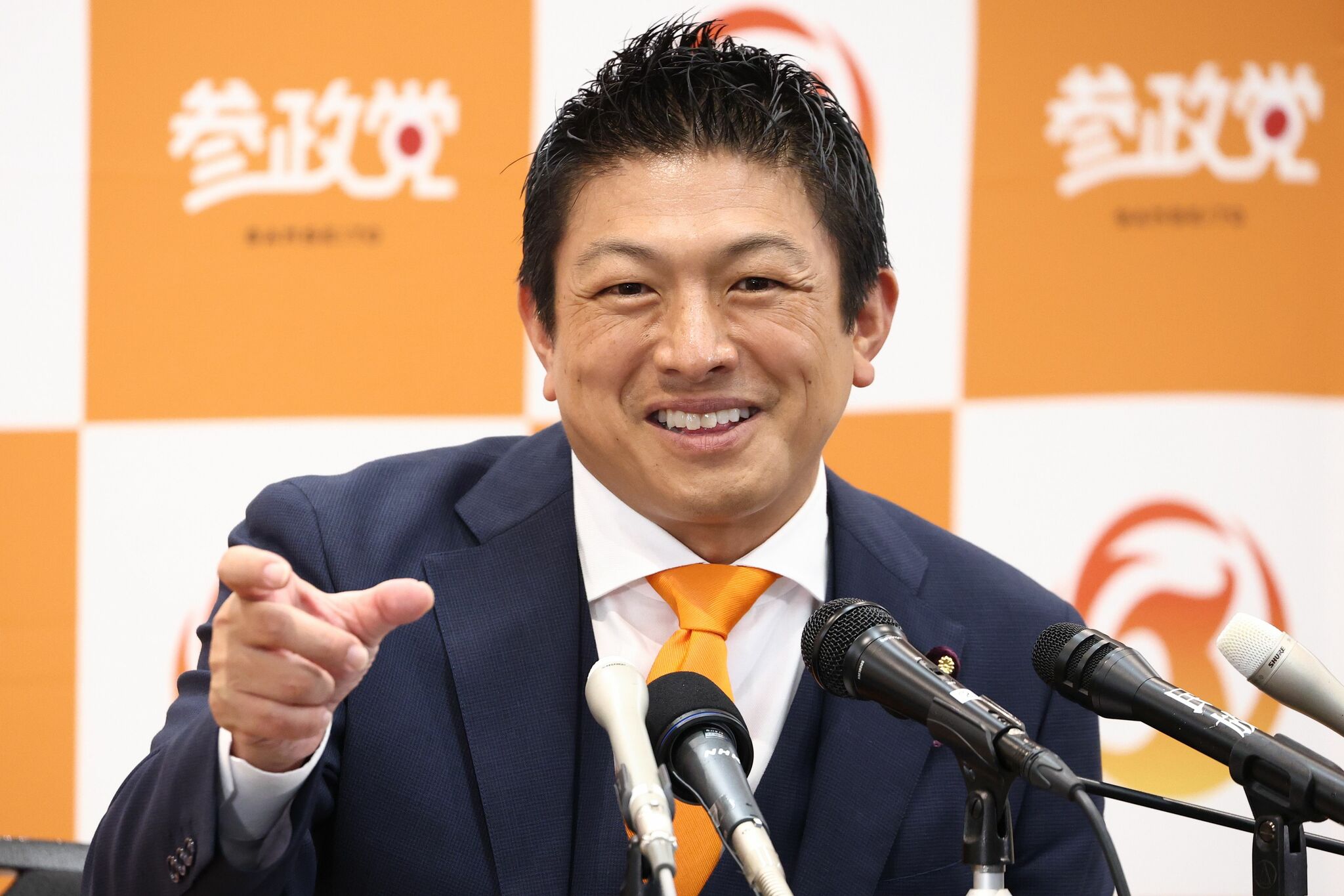 参政党の鈴木敦衆院議員が不倫問題で元妻と複数の愛人から嘘を告発されている様子。政治家の倫理問題と党への影響が示唆されている。