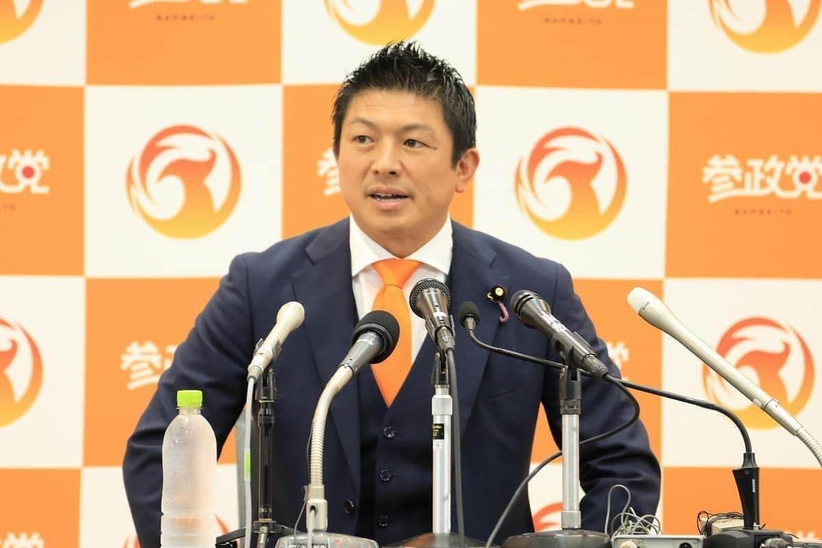 参院選開票状況を見守る参政党の神谷宗幣代表