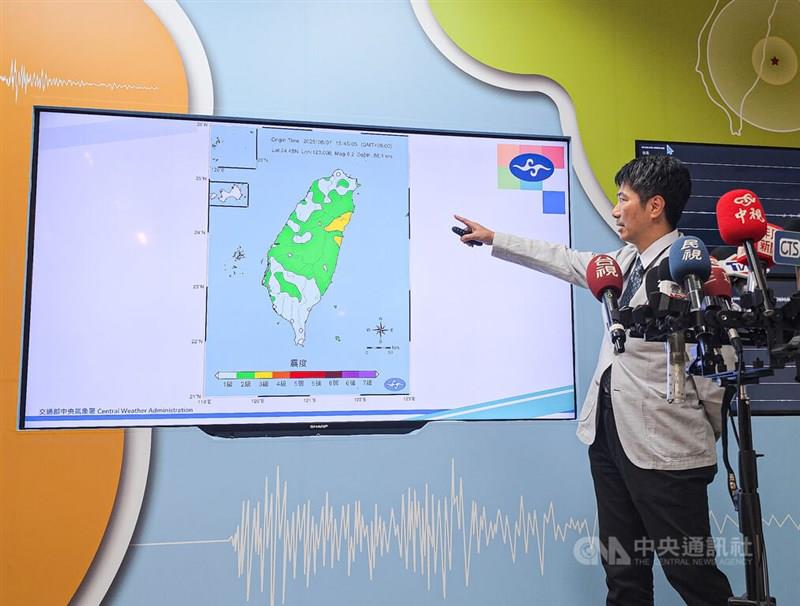 中央気象署地震観測センター担当者が台湾沖M6.2地震について説明する様子
