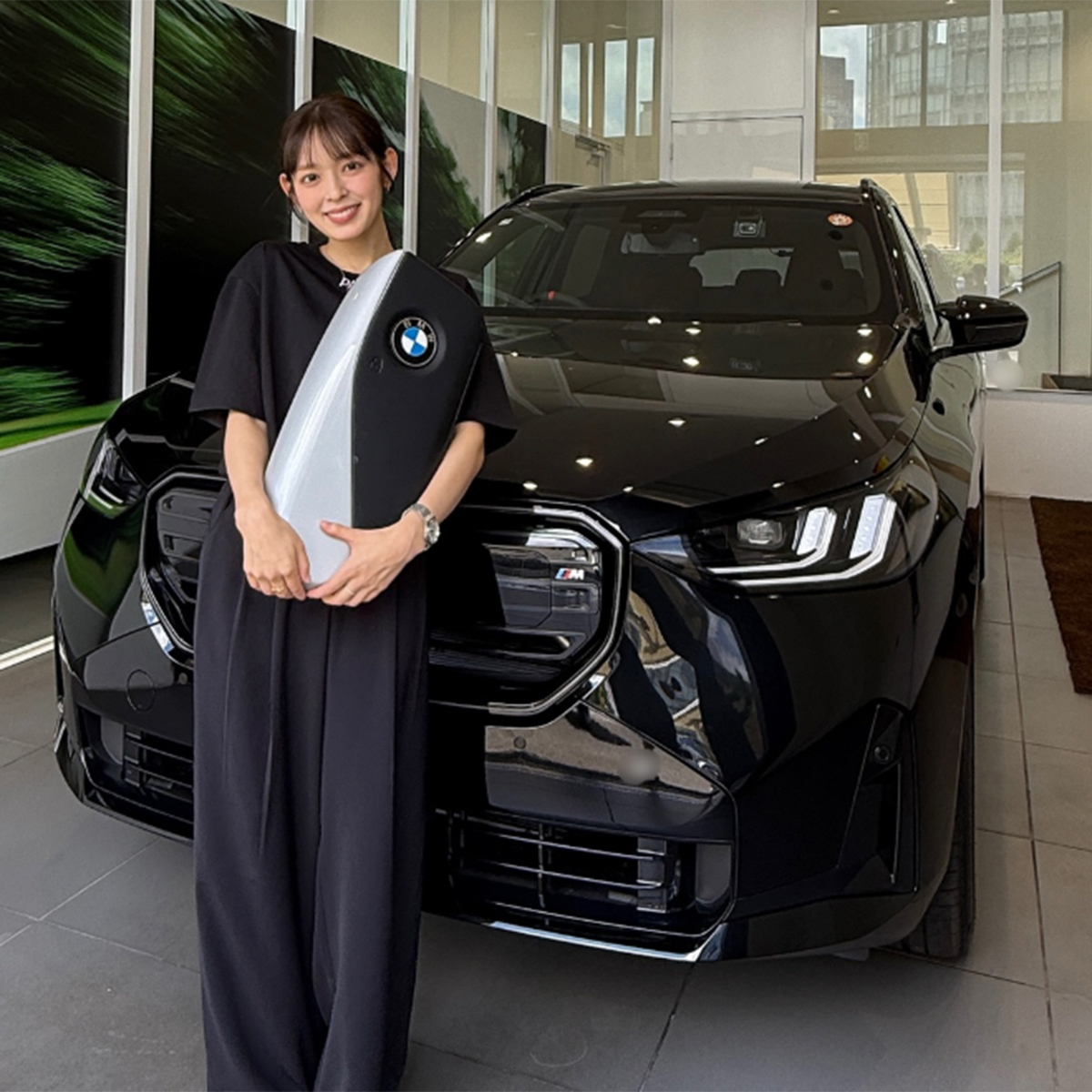 矢作穂香が新車のBMW X3と大きな鍵のレプリカを手に納車を報告するインスタグラム投稿写真