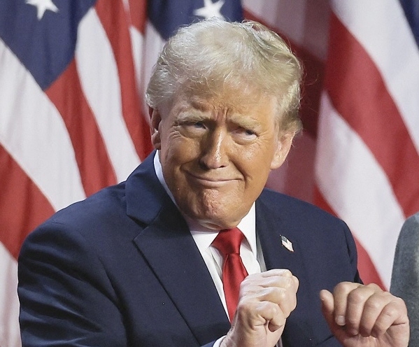 熱弁を振るうドナルド・トランプ元米大統領。日米間の関税交渉における認識のずれが報じられる中、その交渉戦略が注目されている。