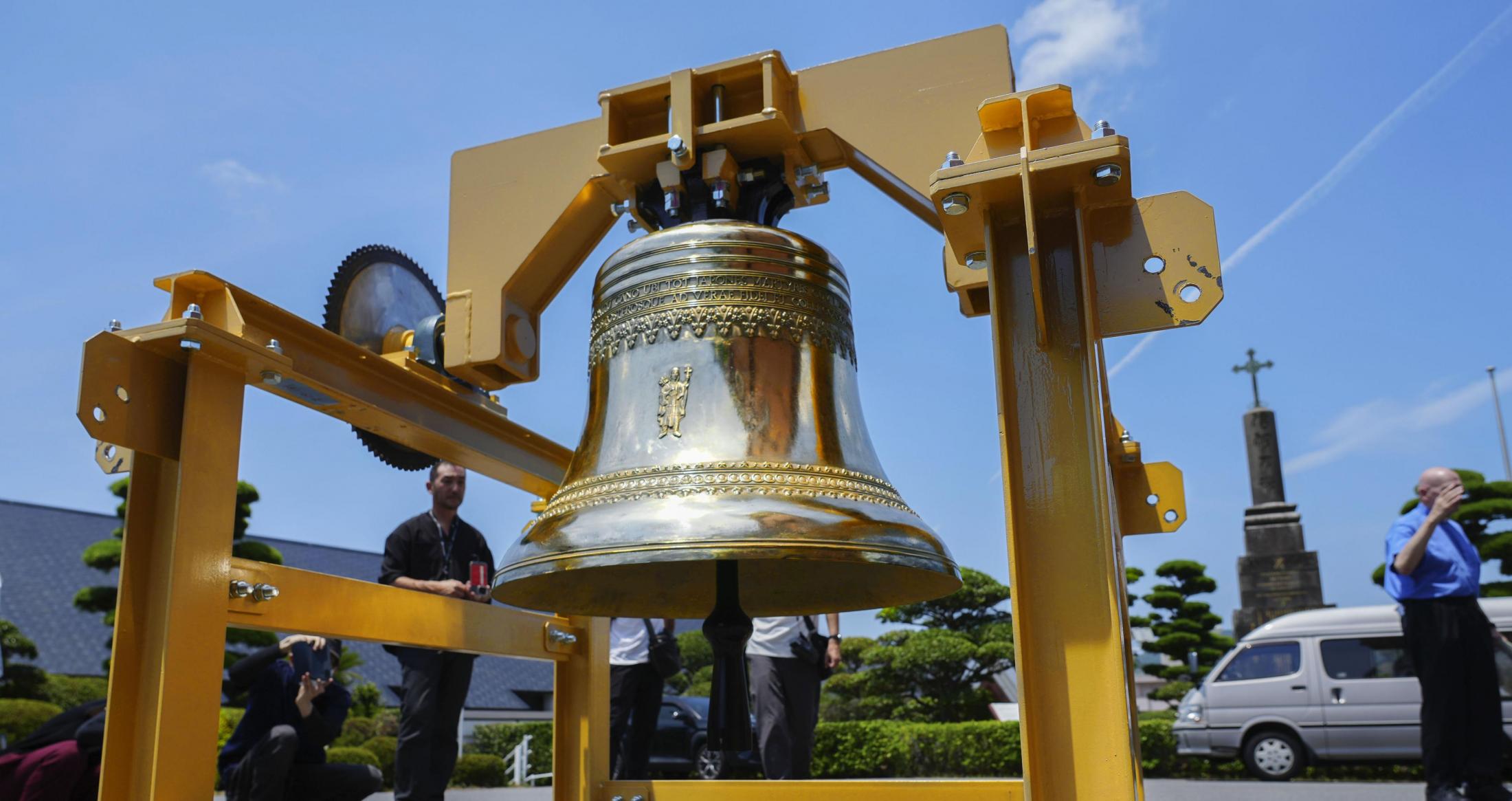 希少！原爆投下後の浦上天守堂の石彫の残骸のオリジナルプリント 浦上天主堂の鐘復元、9日に響く 原爆開発計画関係者の孫ら協力