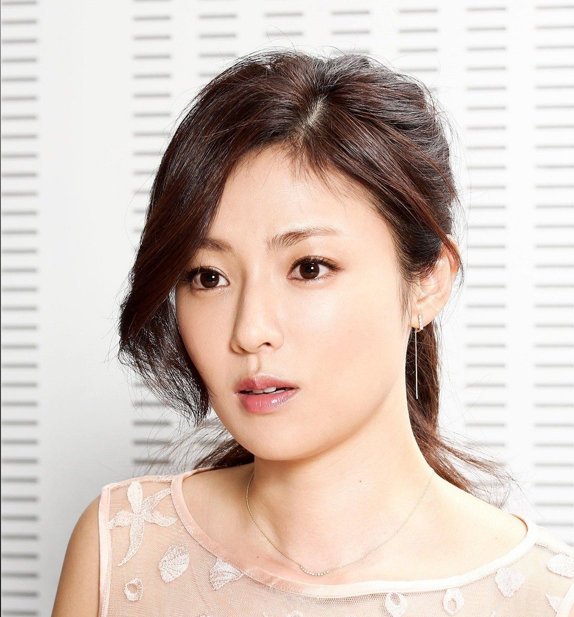 ハワイの美しい海でサーフィンを楽しむ深田恭子さんの健康的な姿。新写真集『AO』の撮影風景の一部を公開し、ファンを魅了している。