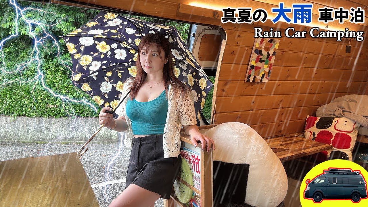 高知県での車中泊旅を楽しむ女性YouTuberこむすびさん。ハイエース内で藁焼きカツオを味わう様子。