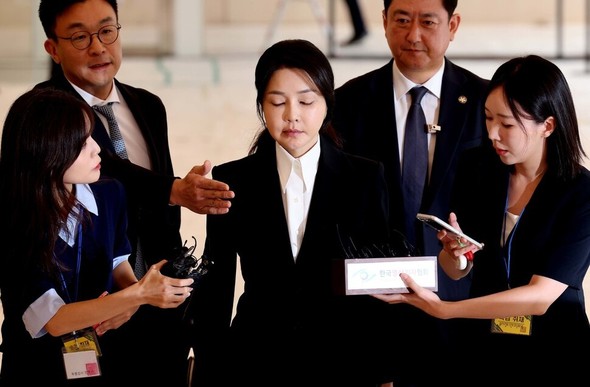 金建希女史が特別検察官チームのオフィスに出頭する様子、韓国の政治捜査の焦点に