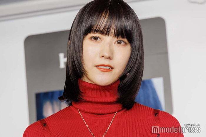 元櫻坂46土生瑞穂、ほっそりウエスト際立つ 菅井友香との