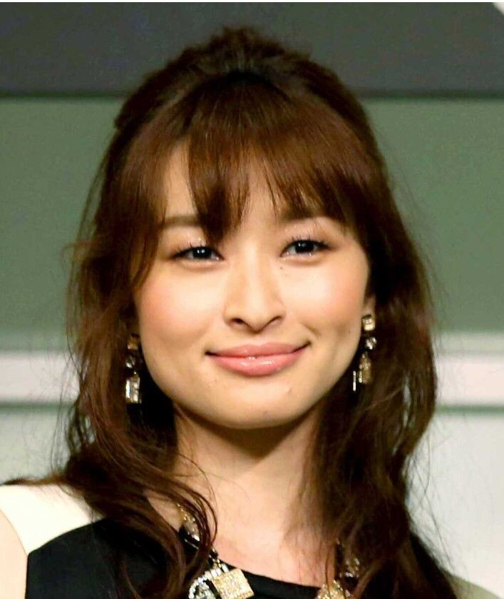 歌手・島袋寛子がデビュー29周年で披露した三つ編みとメガネの新鮮な姿