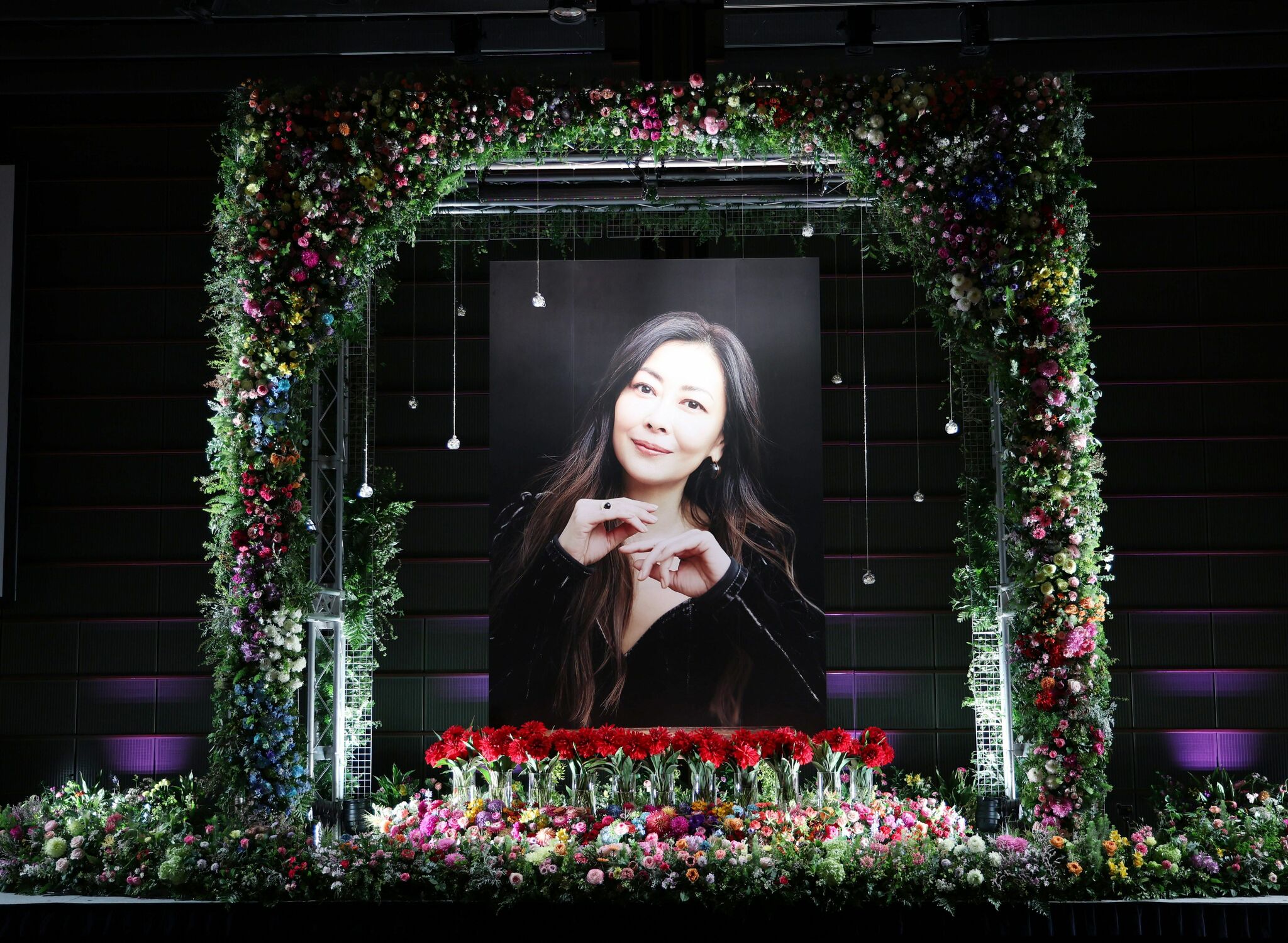 中山美穂さんの追悼式に飾られた遺影