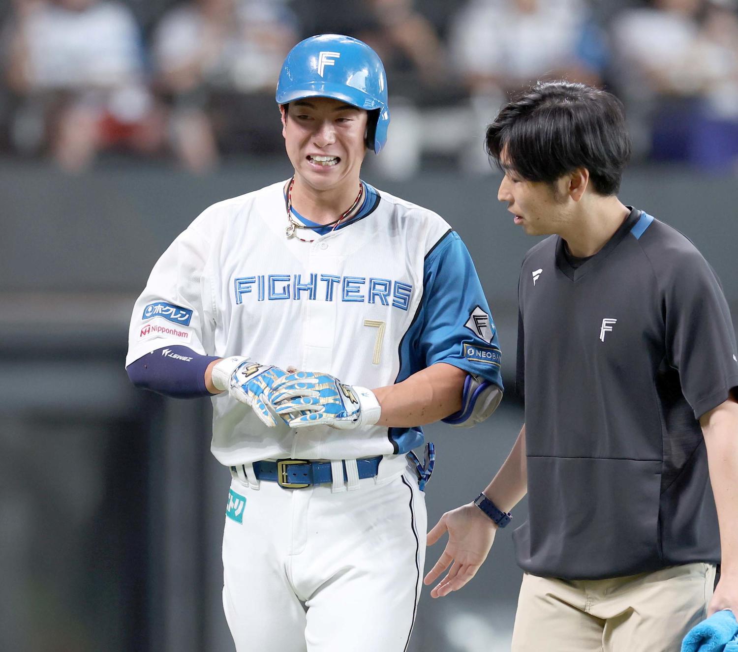 日ハム　松本剛選手　7点セット 日本ハム】選手会長の松本剛、右手指にボール直撃で負傷交代