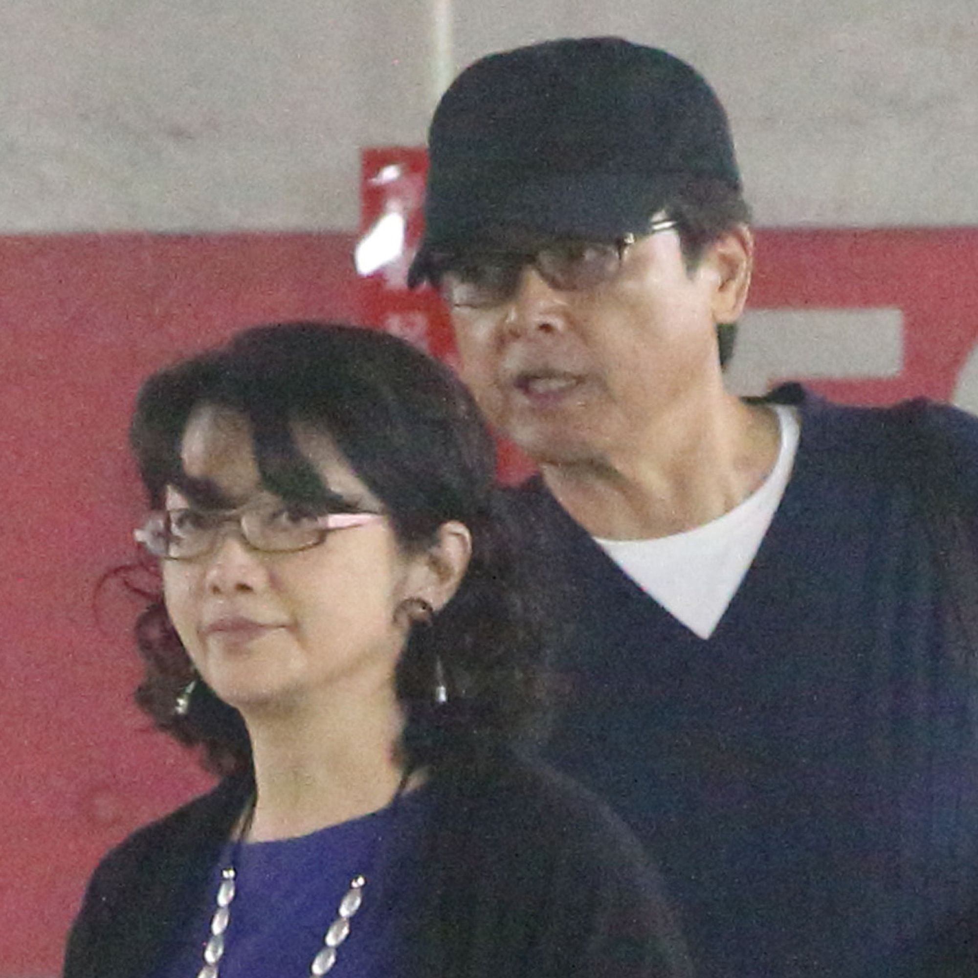 三浦友和さんと山口百恵さんが仲睦まじく映画デートを楽しむ様子
