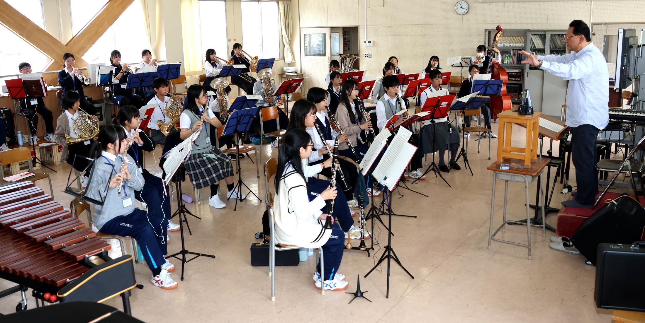 長野市柳町中学校の音楽室で合同練習を行う吹奏楽部員たち、地域移行への適応