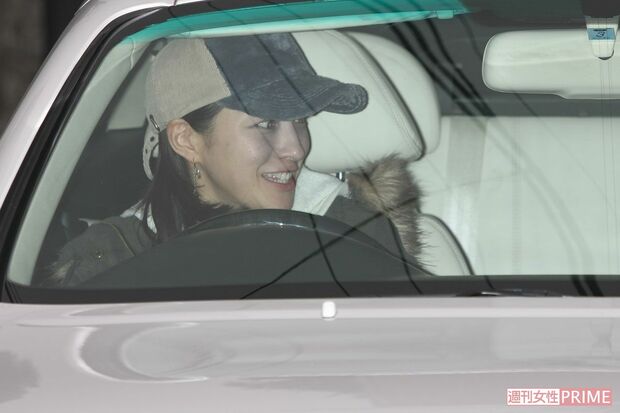 広末涼子が自ら車を運転する姿のイメージ。新東名高速道路での事故と芸能活動休止の背景。
