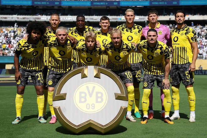 『新品・札あり』ドルトムント(ホームの黄色で札を切っていない未使用の品です) 信じられないほどクール」ドルトムントの新ユニに反響