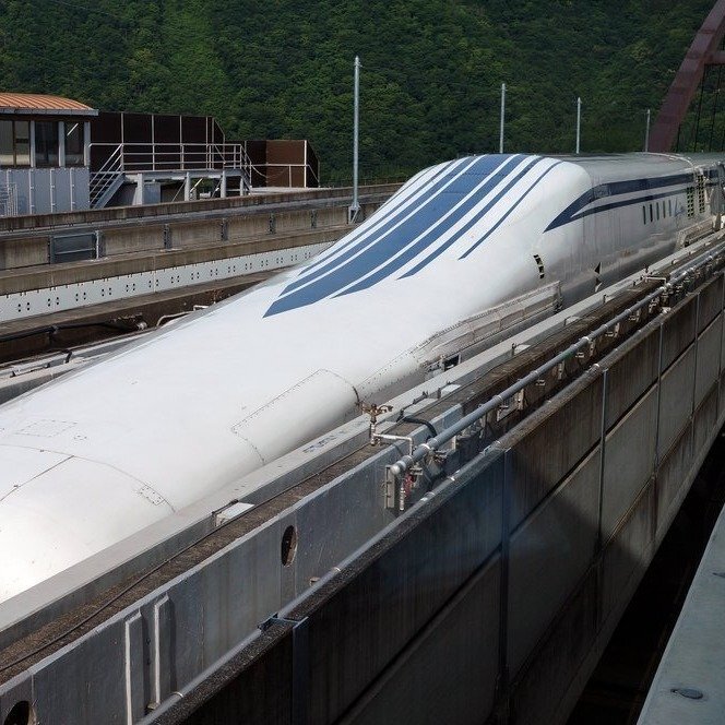リニア中央新幹線「L0系」の試験車両が走行する様子