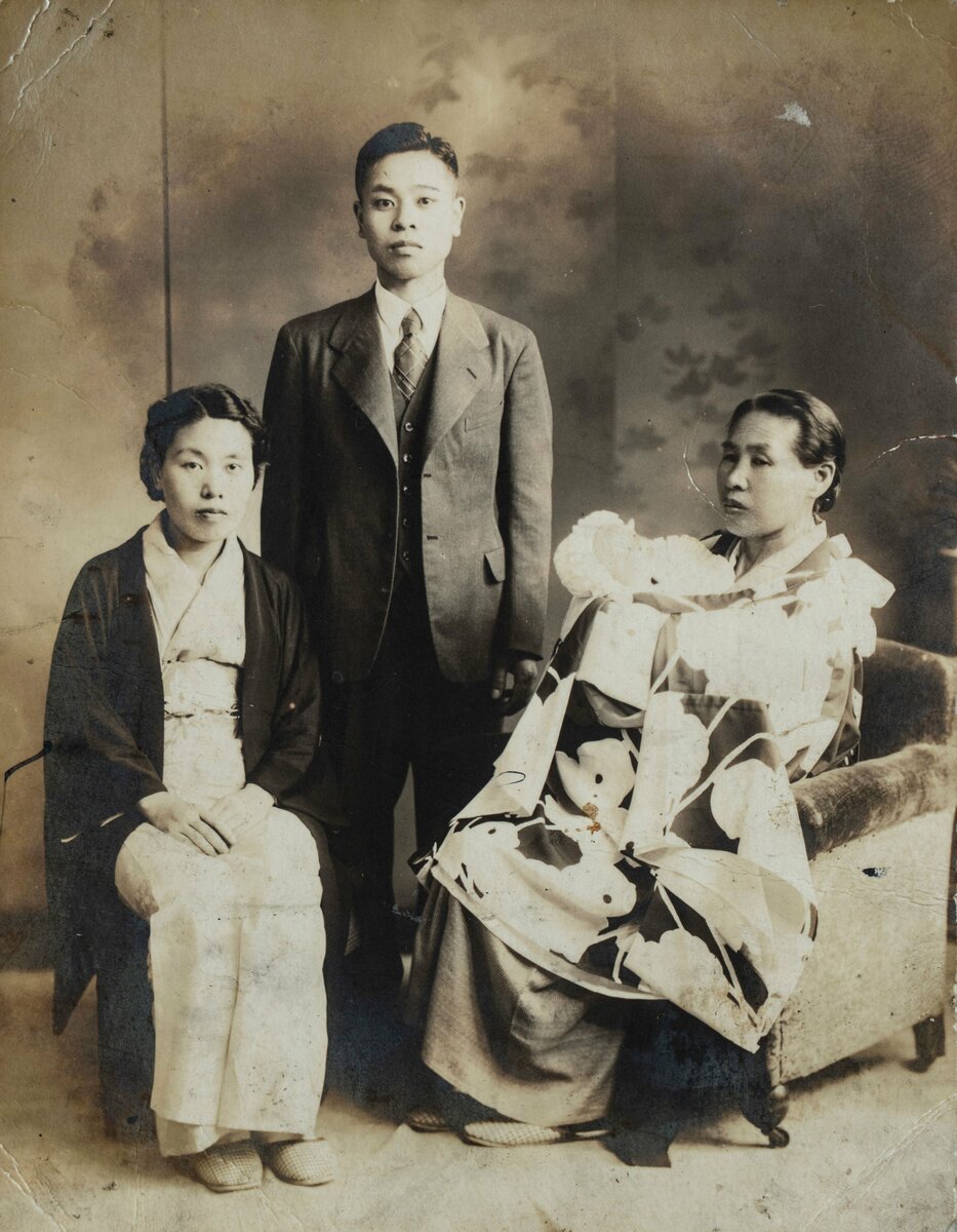 東京大空襲生存者 吉田由美子さんの生後35日目の写真、両親と母方の祖母に抱かれる幼い吉田さん