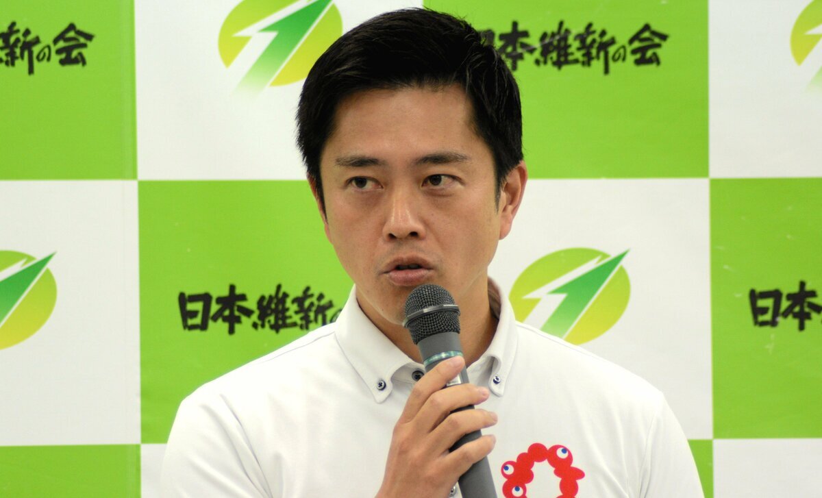 吉村洋文代表が登壇し、日本維新の会の結束を訴える様子。党内人事で吉村氏の続投が決定。