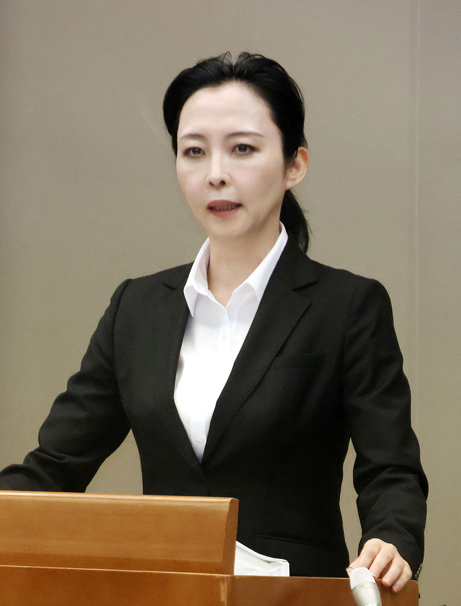 福井県警の増田美希子本部長が記者会見で深々と頭を下げる様子