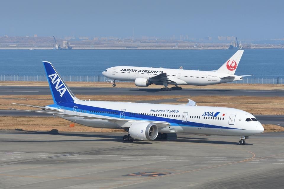 2025年お盆期間の航空便予約状況を発表したJALとANAの機体