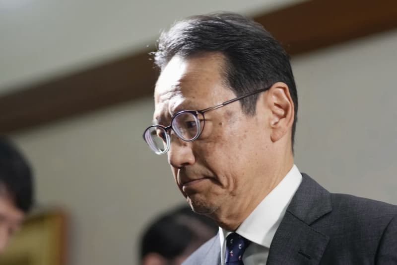 中国で実刑判決を受けたアステラス製薬の日本人男性社員の件で厳しい表情を見せる金杉憲治駐中国大使。日本のスパイ防止法議論の背景にある邦人拘束事件を象徴。