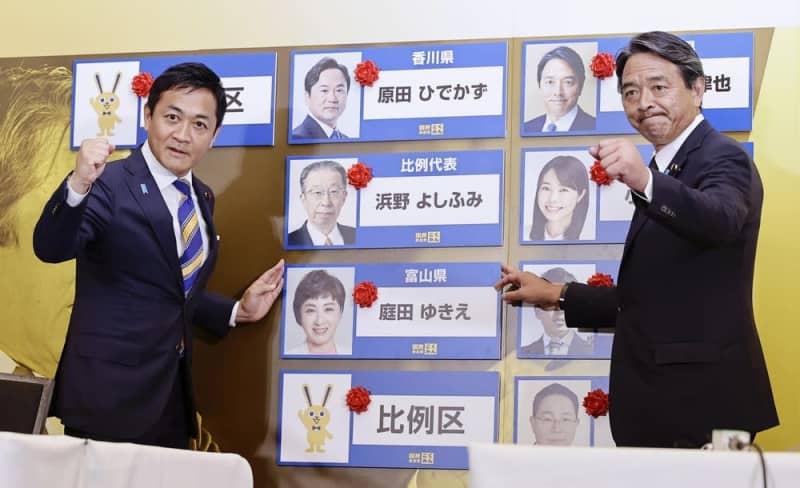 参議院選挙の当確ボード前でポーズを取る国民民主党の玉木雄一郎代表（左）と榛葉賀津也幹事長。スパイ防止法制定に前向きな姿勢を示す政党の代表。