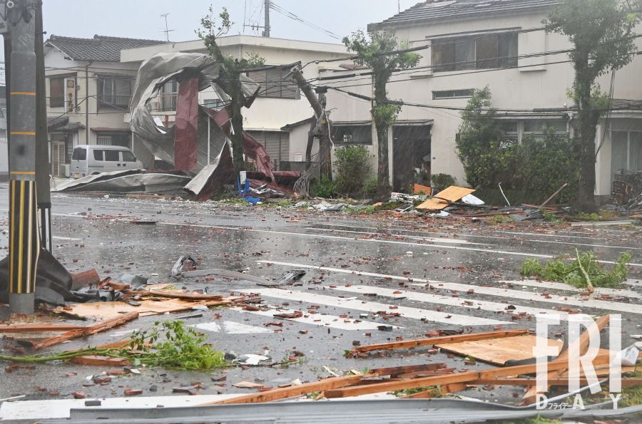 昨年の台風10号が九州宮崎県に上陸し、強風で屋根が吹き飛ばされる甚大な被害の様子。気象災害の脅威を示す光景。