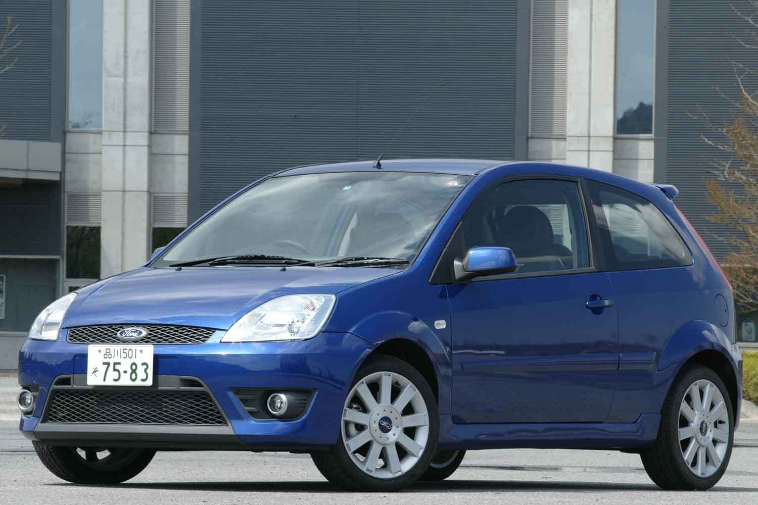 日本市場における輸入車のイメージ。高級感と実用性を兼ね備えた外国ブランド車が、日本の消費者にとって特別な存在として映る様子を象徴しています。