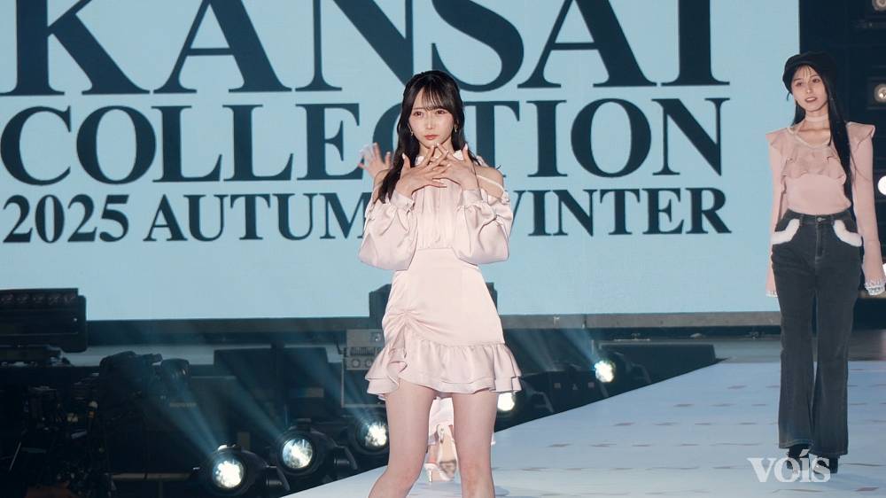 ≠ME・谷崎早耶、美脚全開 フェミニンなミニドレス姿で