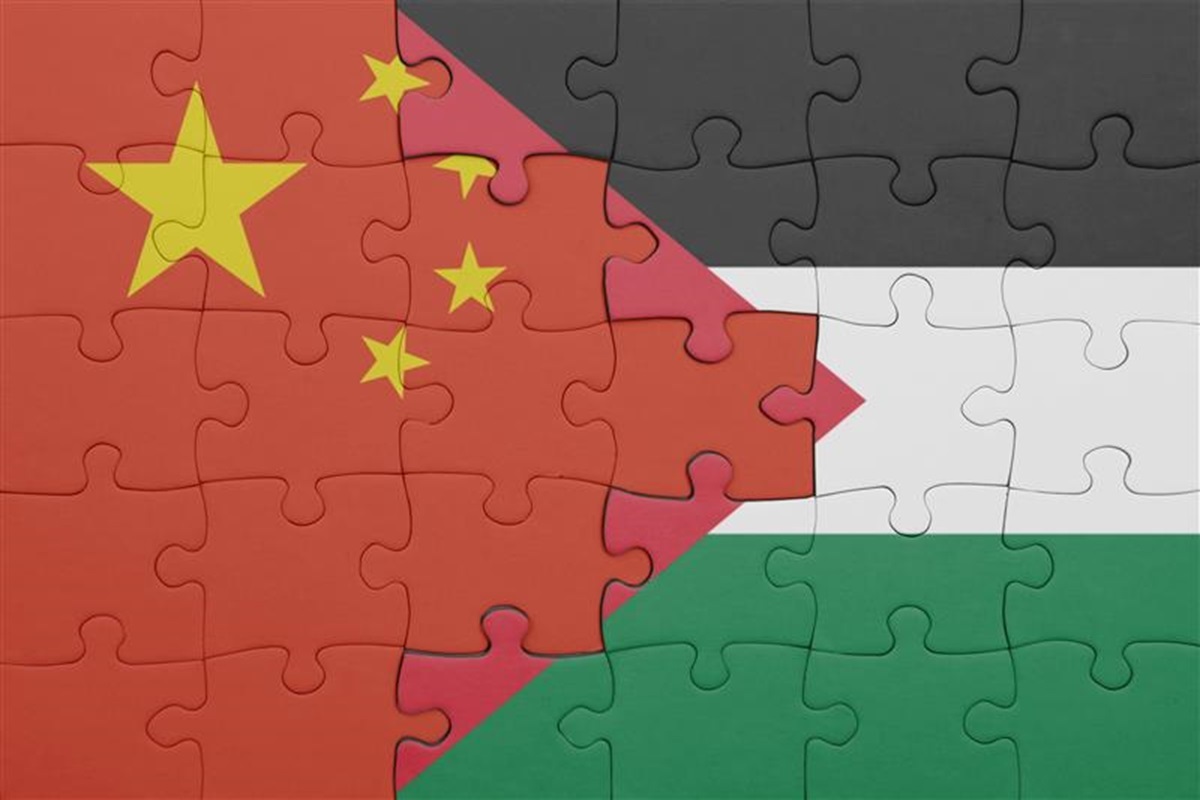 中国とパレスチナの国旗が並ぶ写真。中国の外交官がパレスチナ問題における中国の立場を表明する様子を示唆しており、中東外交における中国の影響力拡大を象徴する。
