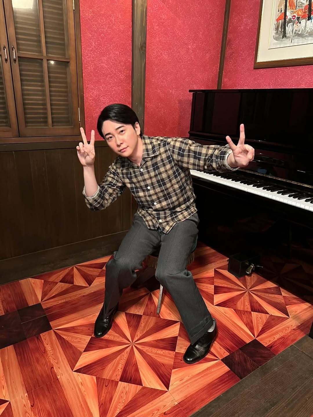 大森元貴、Mrs. GREEN APPLEのボーカルとして知られる彼が朝ドラ「あんぱん」の次週予告で注目される歌唱シーンへの期待を自身のインスタグラムで示唆する様子。