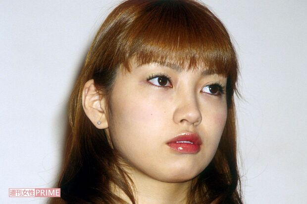 飯田圭織が自身のSNSに投稿した、話題の近影。プールでの自撮り写真で、以前と異なる印象を与え、ファンの間で「面影がない」と騒然となっている様子。