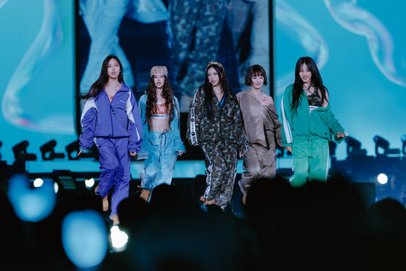 東京ドーム公演を最速で成功させたK-POPグループNewJeansのステージパフォーマンス