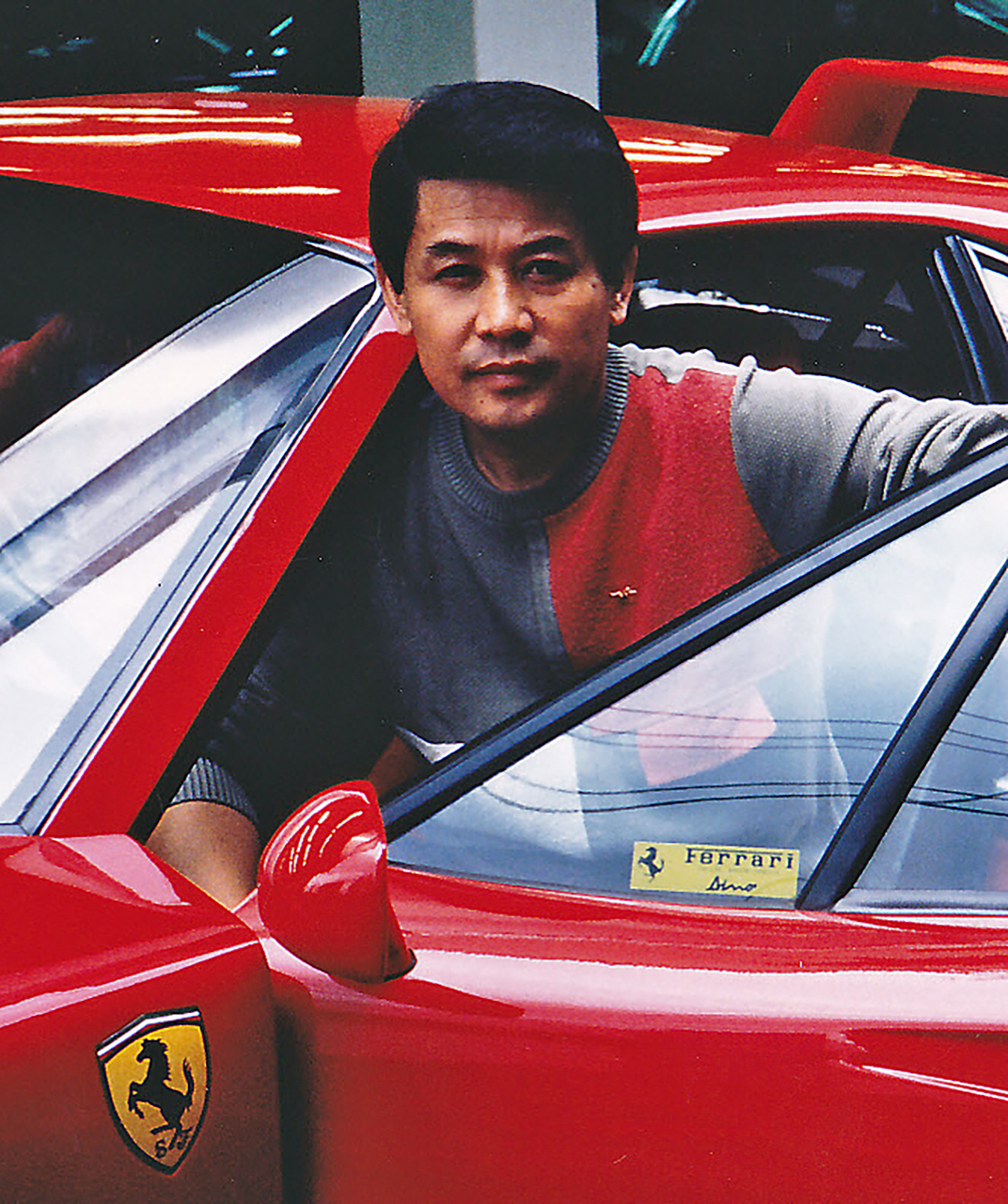 高速道路を疾走する赤いフェラーリF40。伝説の公道最高速アタック事件を象徴するイメージ。