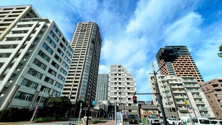 筆者が訪れた東京都中央区佃。現代のタワマンと歴史ある街並みが織りなす対比。