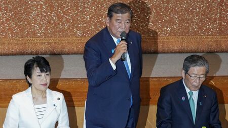 与野党が注目する次期総選挙に向け、国民の関心が高い物価問題への政策的なキャッチコピーを模索する中、両院議員総会で石破首相が続投を表明する様子。