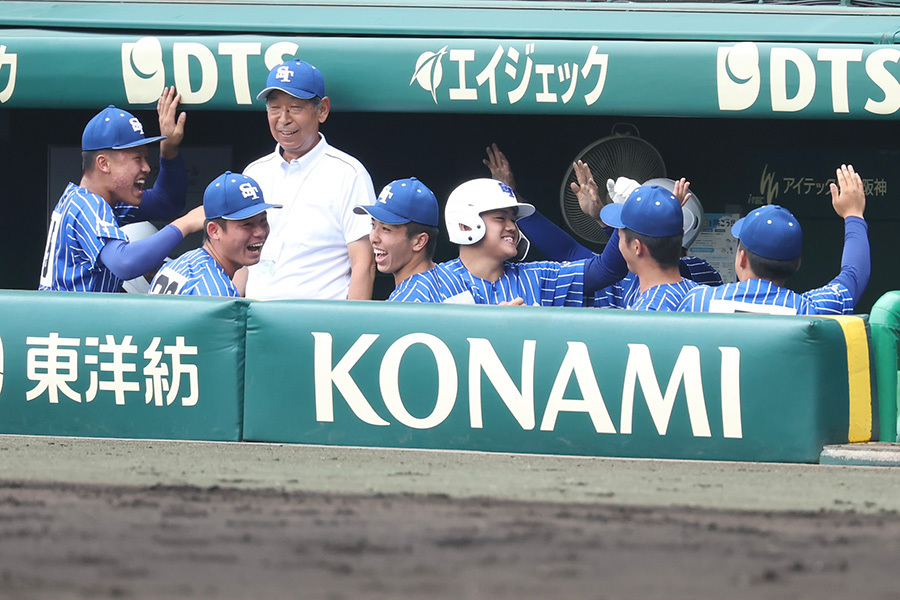野球ユニホーム 初戦登場で「本当に目立つなw」 甲子園で再び話題…ド派手ユニに