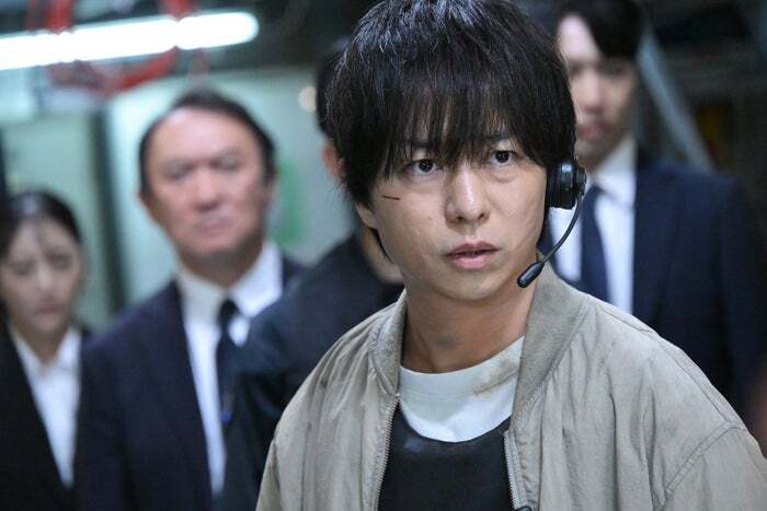 ドラマ「放送局占拠」で刑事・武蔵三郎を演じる櫻井翔